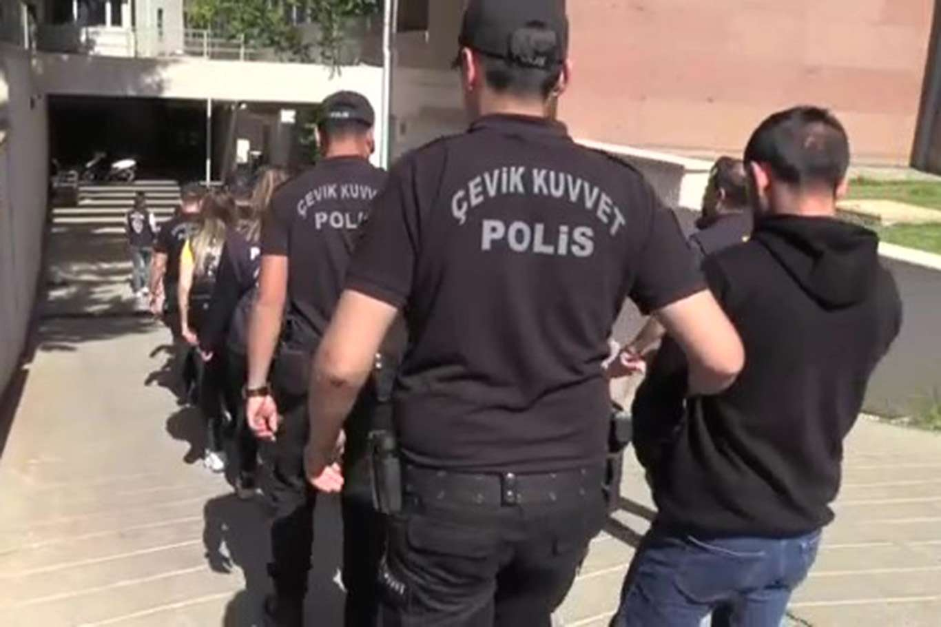 Gaziantep'te dolandırıcılık ve tefecilik operasyonu: 7 kişi tutuklandı Gaziantep'te dolandırıcılık ve tefecilik operasyonu: 7 kişi tutuklandı